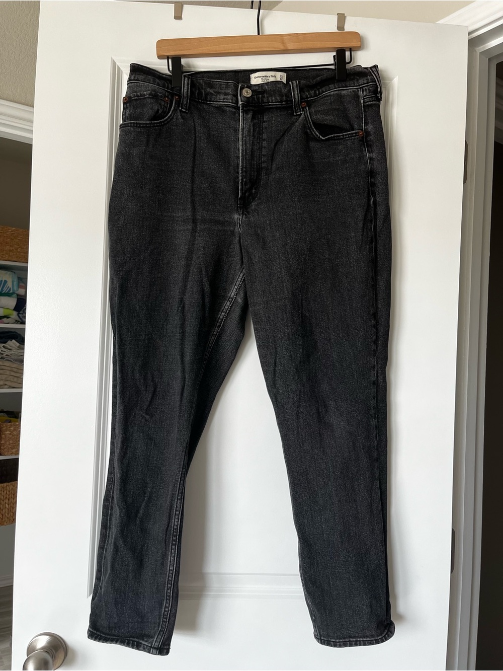 Abercrombie & Fitch High-Rise Black Straight Jeans